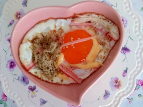 欲張り!目玉焼きの上にカニカマ♪